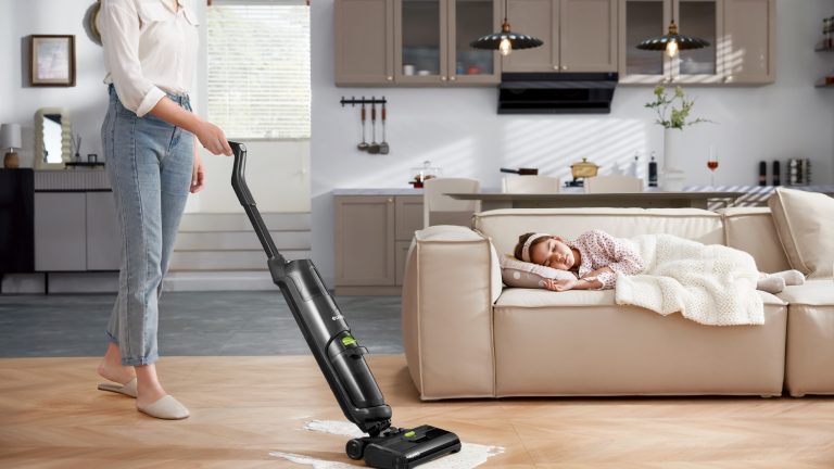 Eureka NEW400: Vacuum and mop any flooring with only 1 instrument